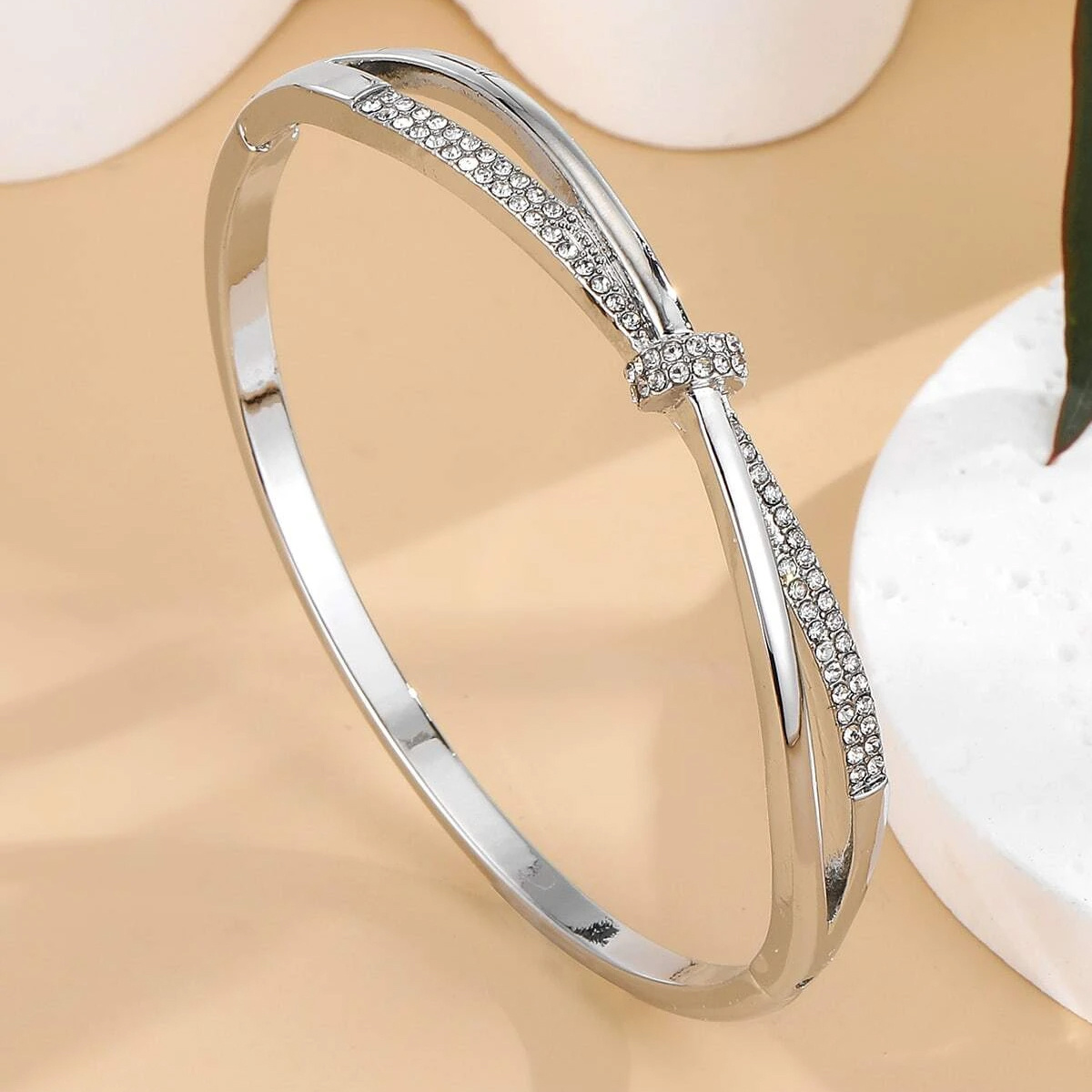 A Sparkling Women'S Fashion Bracelet with a Unique Cross Design for Valentine'S Day, Featuring 4G of Cubic Zirconia, Ideal for Parties And Banquets, And a Wonderful Gift for Girlfriends And Wives - Image 4